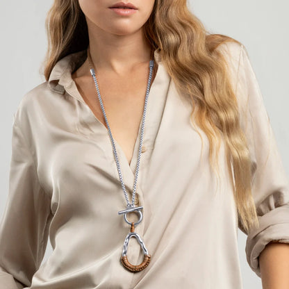 Collar con cadenas y broche omega en baño de rodio, con una trenza de cuatro hilos con piel natural de borrego - Joyería y bisutería fina