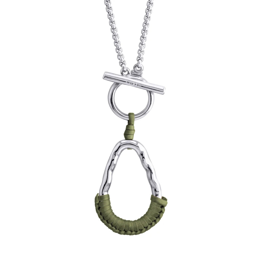 Collar con cadenas y broche omega en baño de rodio, con una trenza de cuatro hilos con piel natural de borrego - Joyería y bisutería fina