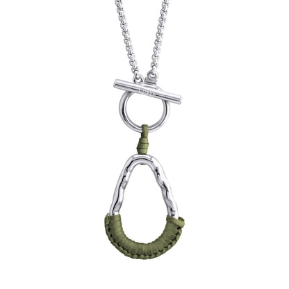 Collar con cadenas y broche omega en baño de rodio, con una trenza de cuatro hilos con piel natural de borrego - Joyería y bisutería fina