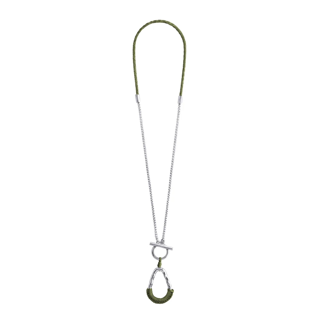 Collar con cadenas y broche omega en baño de rodio, con una trenza de cuatro hilos con piel natural de borrego - Joyería y bisutería fina