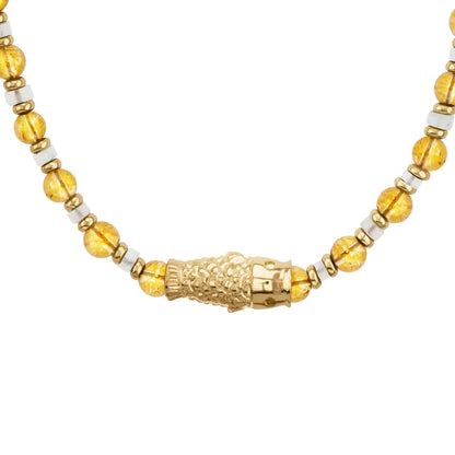 Collar choker ajustable en baño de rodio con cadena de eslabones y piedras facetadas 5mm y dije de pez koi en baño de oro de 22K - Joyería y bisutería fina