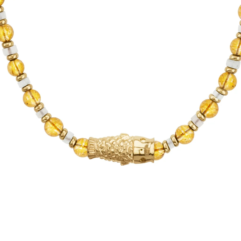 Collar choker ajustable en baño de rodio con cadena de eslabones y piedras facetadas 5mm y dije de pez koi en baño de oro de 22K - Joyería y bisutería fina
