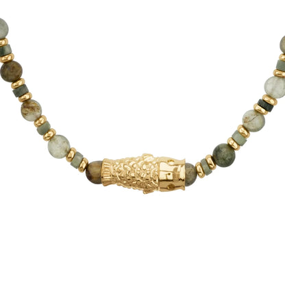 Collar choker ajustable en baño de rodio con cadena de eslabones y piedras facetadas 5mm y dije de pez koi en baño de oro de 22K - Joyería y bisutería fina