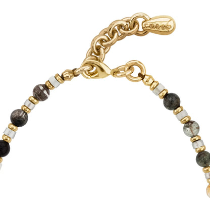 Collar choker ajustable en baño de rodio con cadena de eslabones y piedras facetadas 5mm y dije de pez koi en baño de oro de 22K - Joyería y bisutería fina
