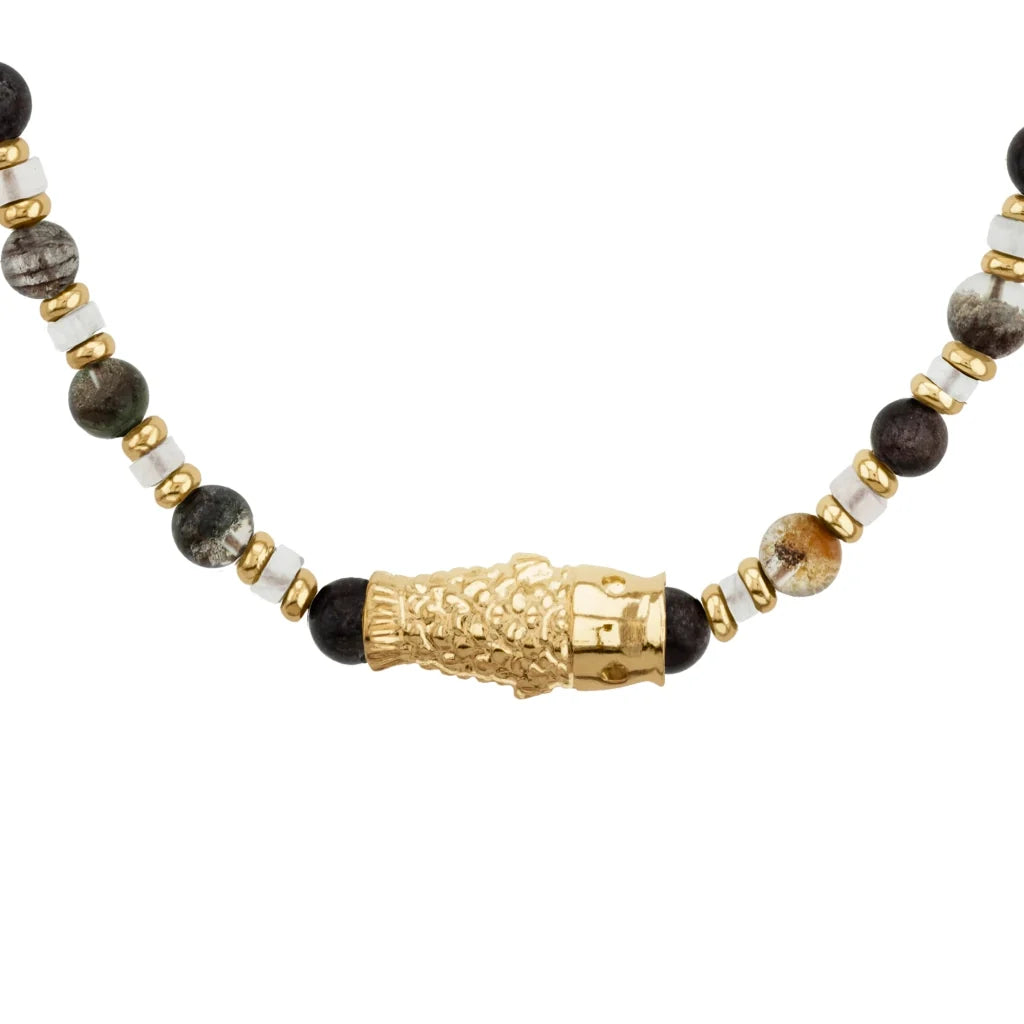 Collar choker ajustable en baño de rodio con cadena de eslabones y piedras facetadas 5mm y dije de pez koi en baño de oro de 22K - Joyería y bisutería fina