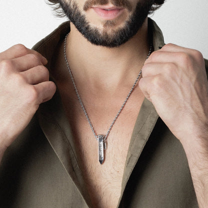 Collar para hombre con cadena de acero anticado y dije en forma de clavo antiguo en baño de rodio de 33cm - Joyería y bisutería fina