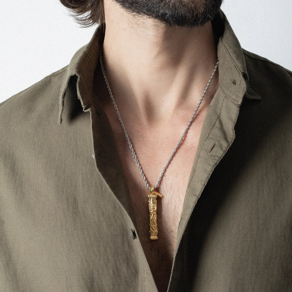Collar de 34.5cm con cadena de acero anticado y dije de caja de oración tibetana en baño de oro de 22K - Joyería y bisutería fina