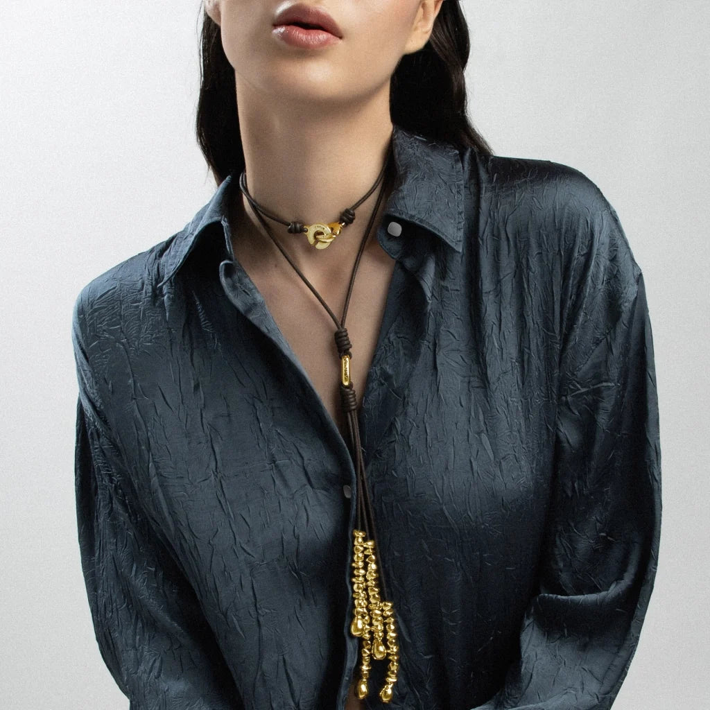Collar de 66.5cm de piel natural de borrego, con semillas y perlas en baño de oro de 22K - Joyería y bisutería fina