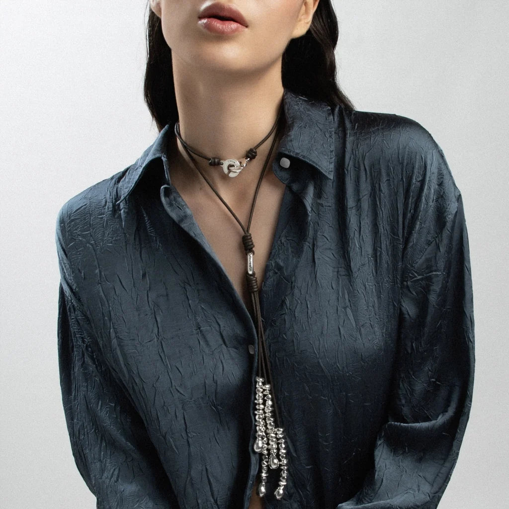 Collar de 66.5cm de piel natural de borrego, con semillas y perlas en baño de plata de .925 - Joyería y bisutería fina
