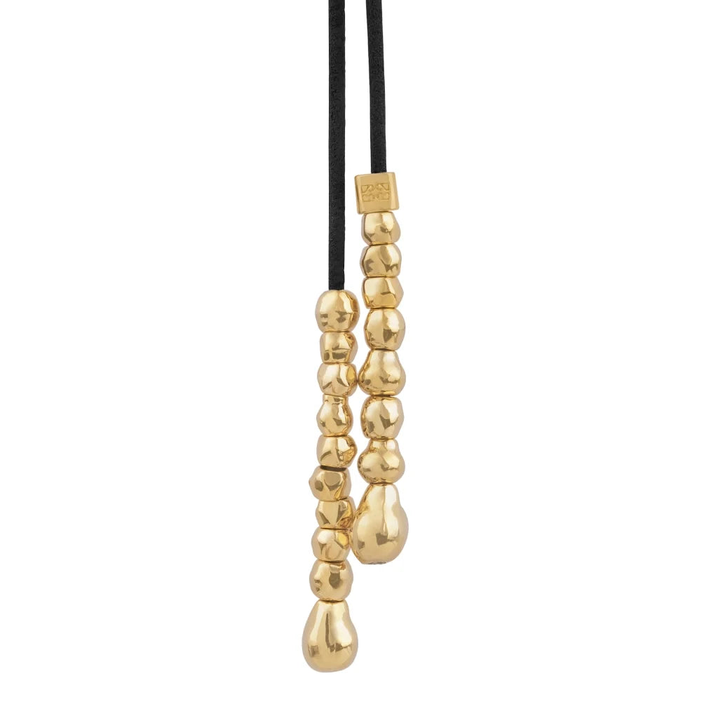 Collar choker estilo corbatín con cordón de piel natural española, perlas y cuentas, en baño de oro de 22K - Joyería y bisutería fina