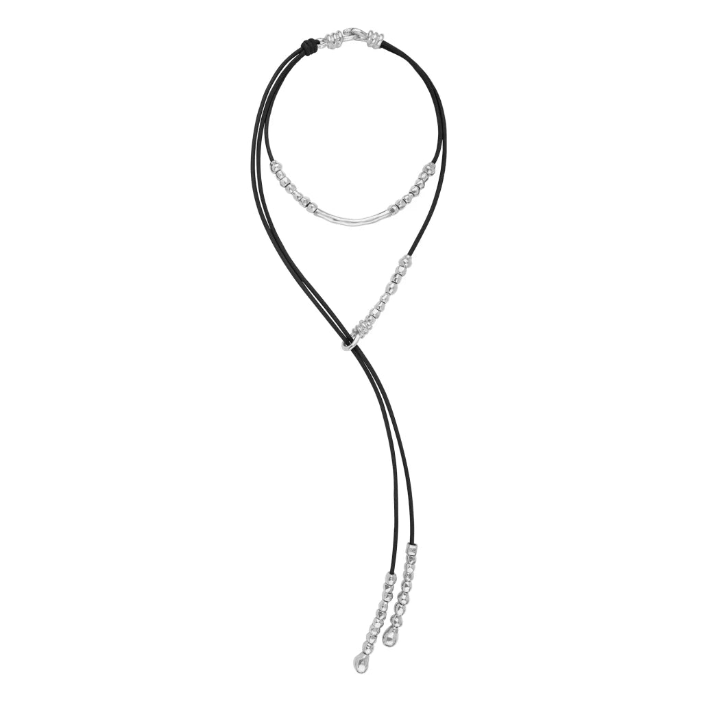 Collar choker estilo corbatín con cordón de piel natural española, perlas y cuentas, en baño de rodio - Joyería y bisutería fina