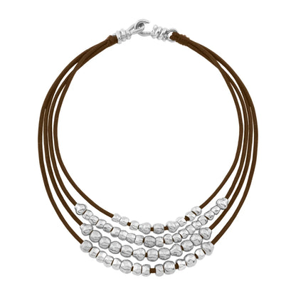 Collar choker estilo cascada con múltiples hileras de piel natural española, perlas y cuentas centrales en baño de rodio - Joyería y bisutería fina
