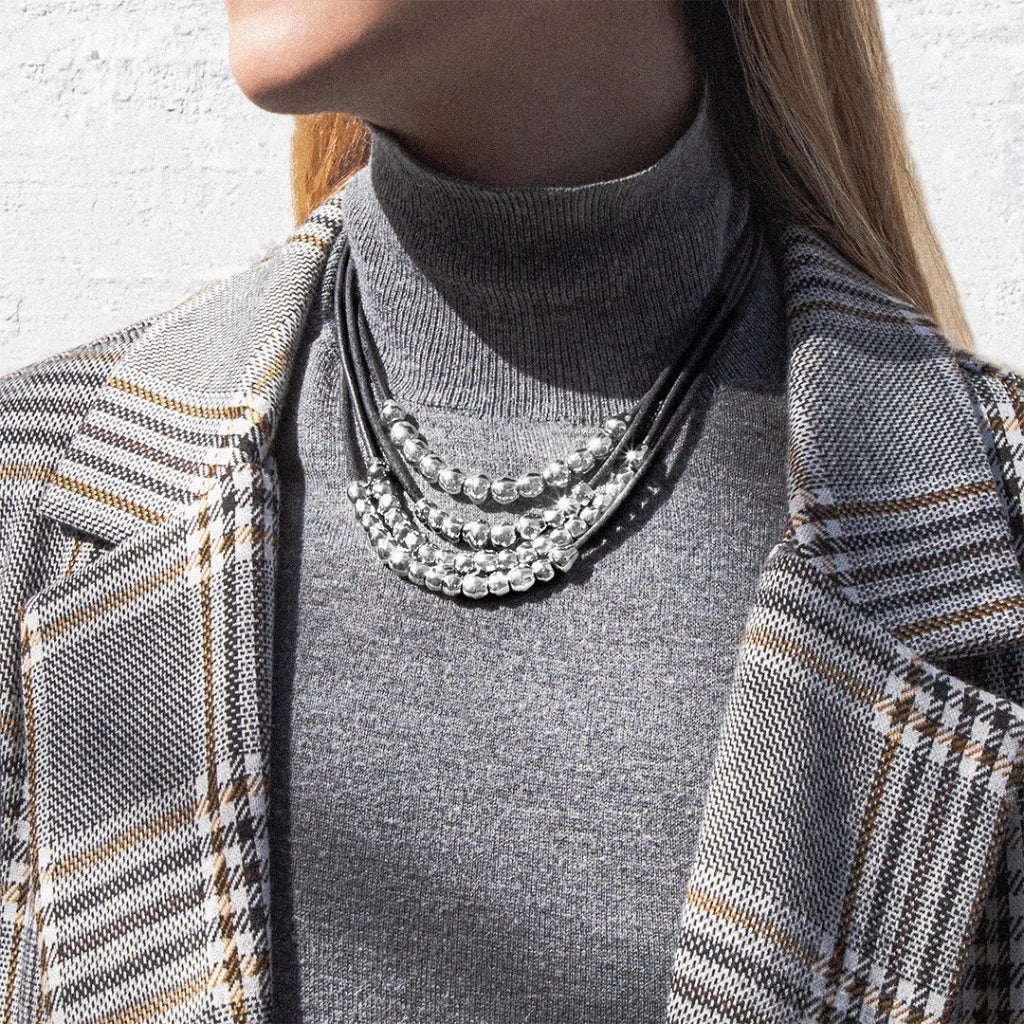 Collar choker estilo cascada con múltiples hileras de piel natural española, perlas y cuentas centrales en baño de rodio - Joyería y bisutería fina