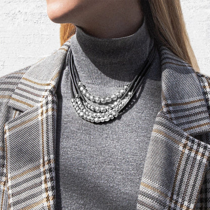 Collar choker estilo cascada con múltiples hileras de piel natural española, perlas y cuentas centrales en baño de rodio - Joyería y bisutería fina