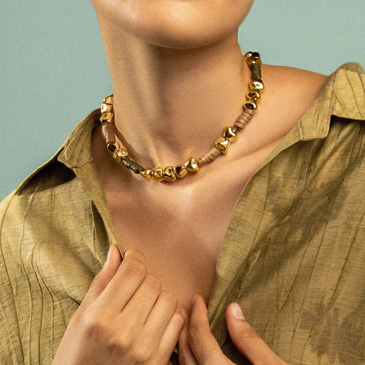 Collar con piel natural de borrego, con broche distintivo con cuentas en baño de oro 22K - Joyería y bisutería fina