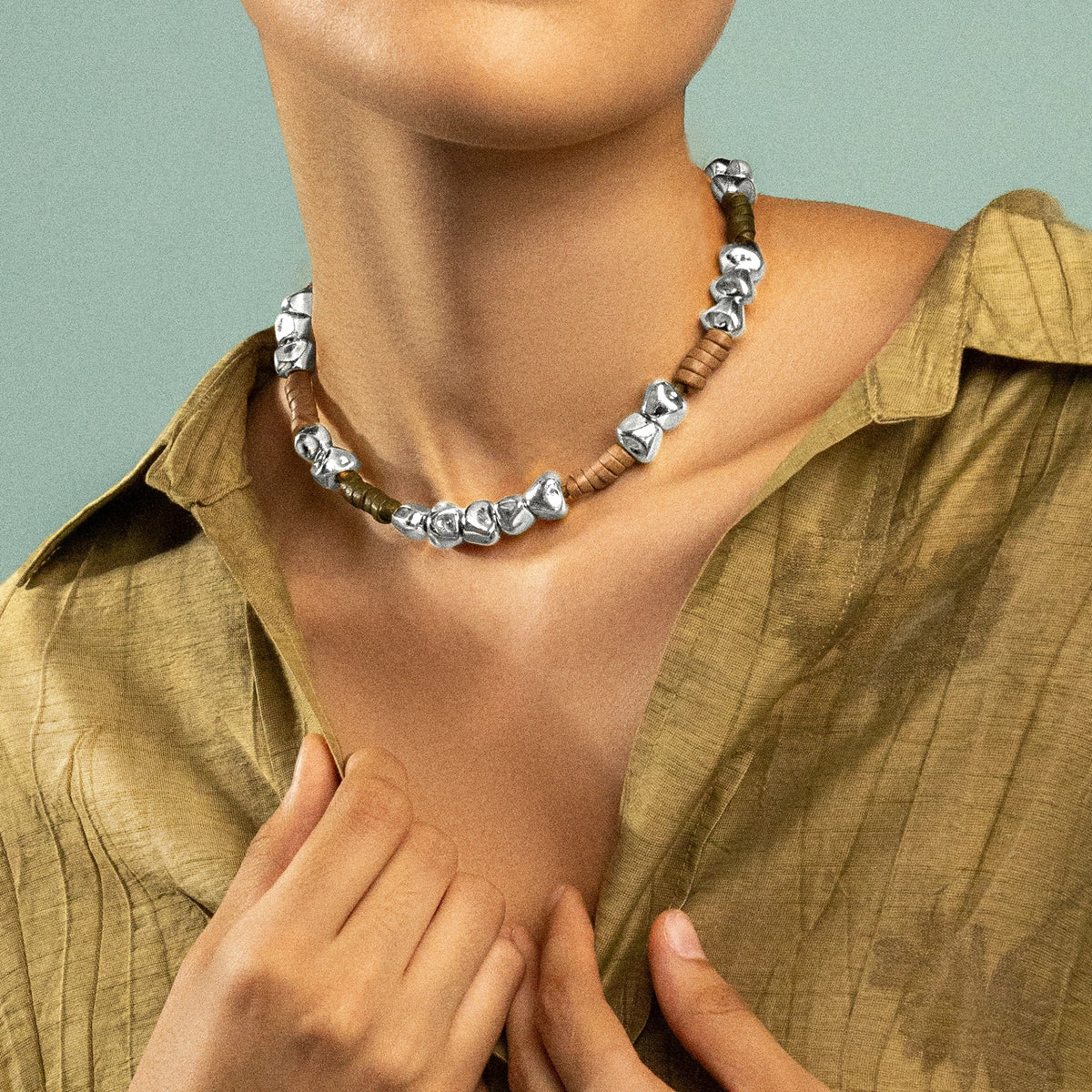Collar con piel natural de borrego, con broche distintivo con cuentas en baño de rodio - Joyería y bisutería fina