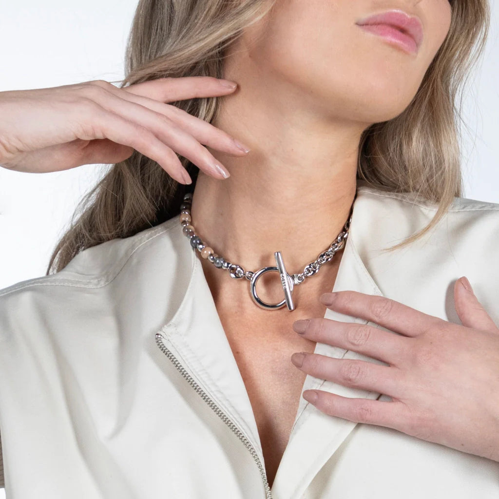 Collar choker con piedras naturales, eslabones y símbolo omega en baño de rodio - Joyería y bisutería fina