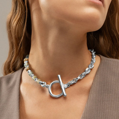 Collar choker con piedras naturales, eslabones y símbolo omega en baño de rodio - Joyería y bisutería fina