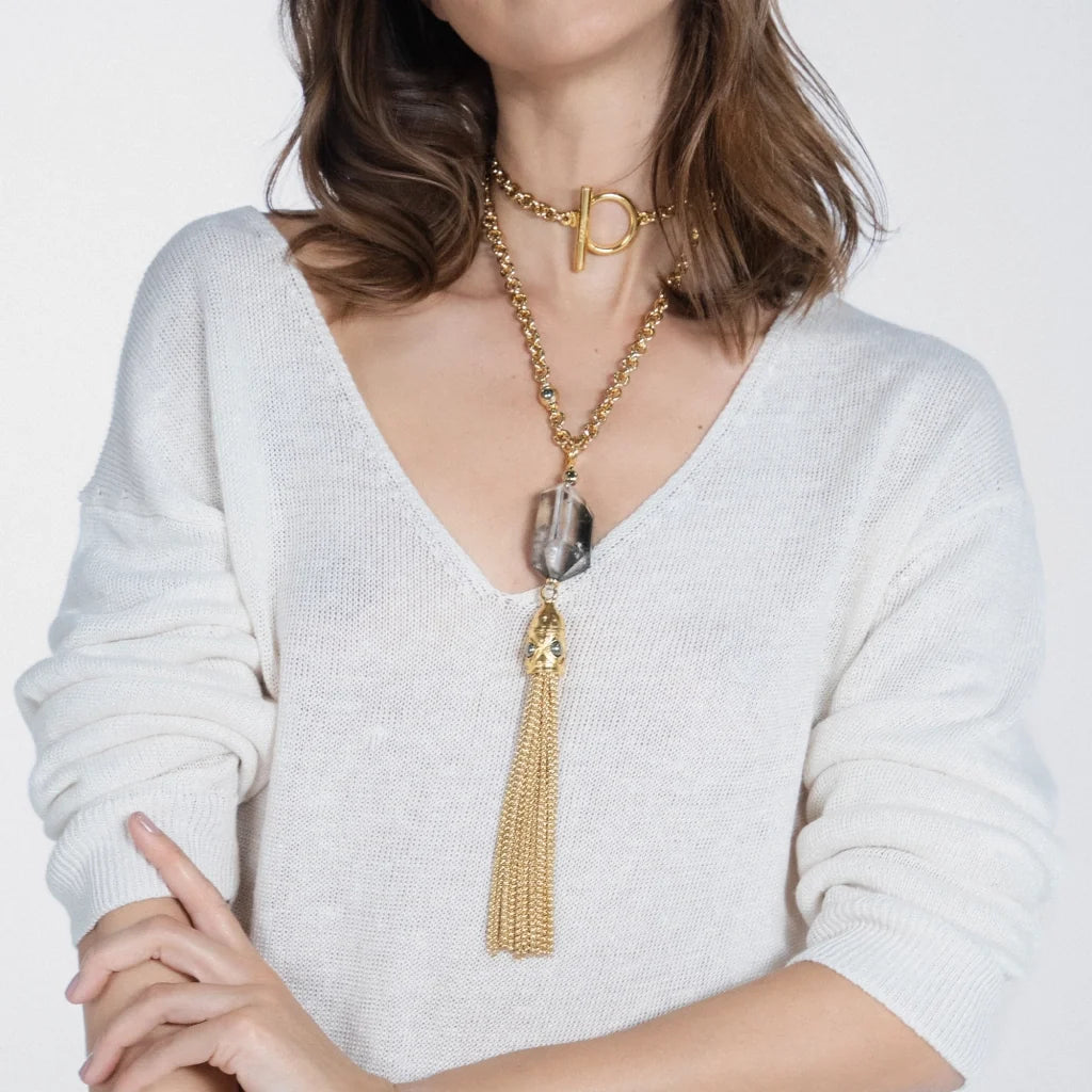 Collar Baño de Oro 22K o rodio, Cuarzo blanco central, Colgante tipo borla, cierre Omega - Joyería y bisutería fina