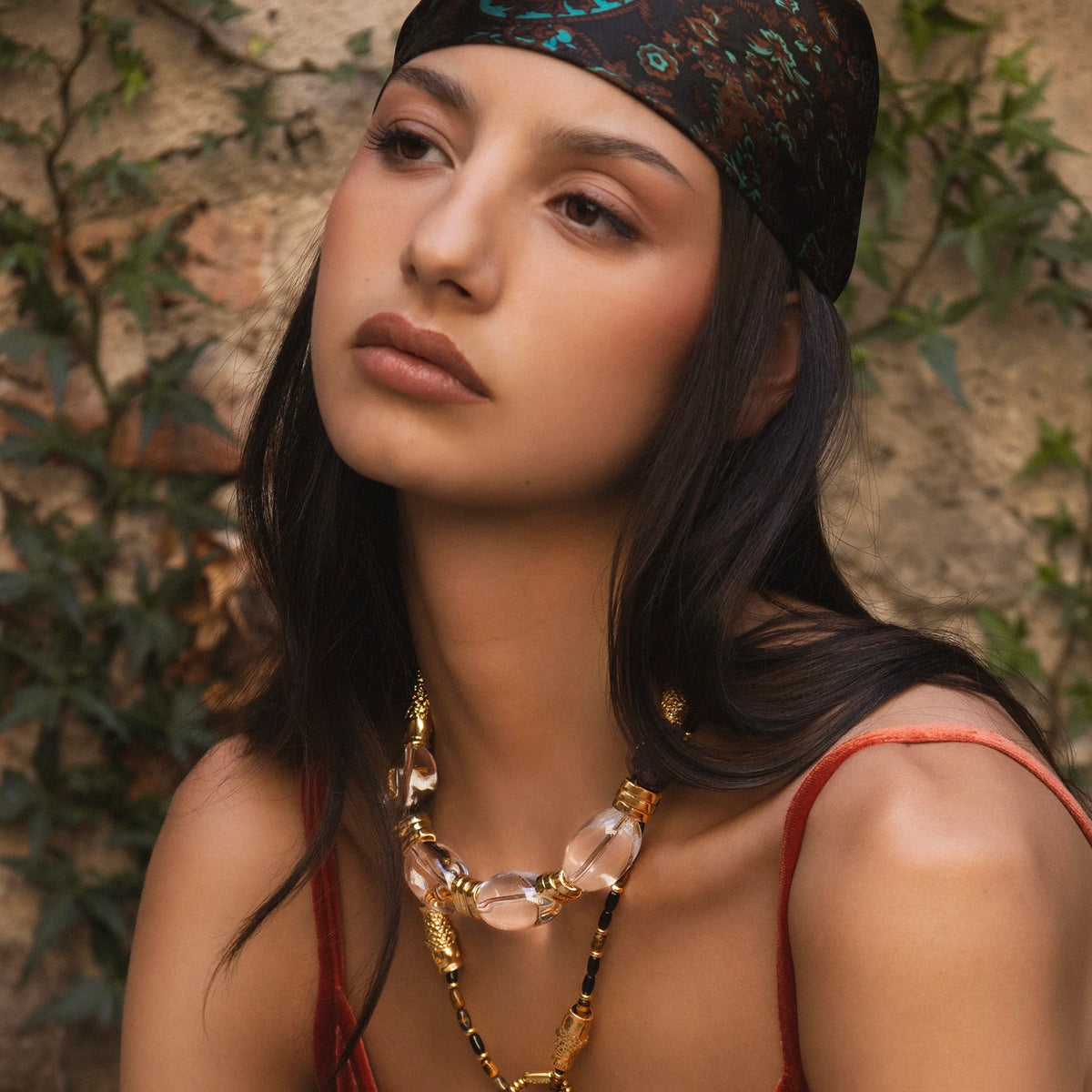 Collar choker con cuarzos brasileños grandes, dijes de pez koi, broche omega en baño de oro 22K - Joyería y bisutería fina