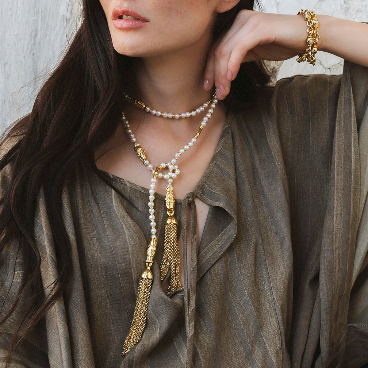 Collar corbatín inspirado en el mar de Seto, con perlas naturales, detalles y broche en baño de oro de 22K - Joyería y bisutería fina