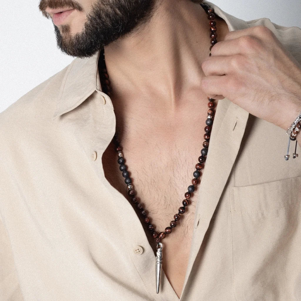 Collar para hombre con piedras volcánicas y ojo de tigre rojo. Dije en forma de baqueta para cuenco tibetano en terminado acero pulido - Joyería y bisutería fina
