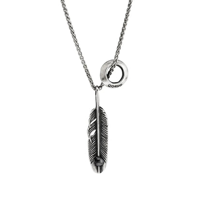 Collar de 38cm con piedra 6mm, cadena de acero anticado, con rueda Corso y dije de pluma en terminado de acero pulido - Joyería y bisutería fina