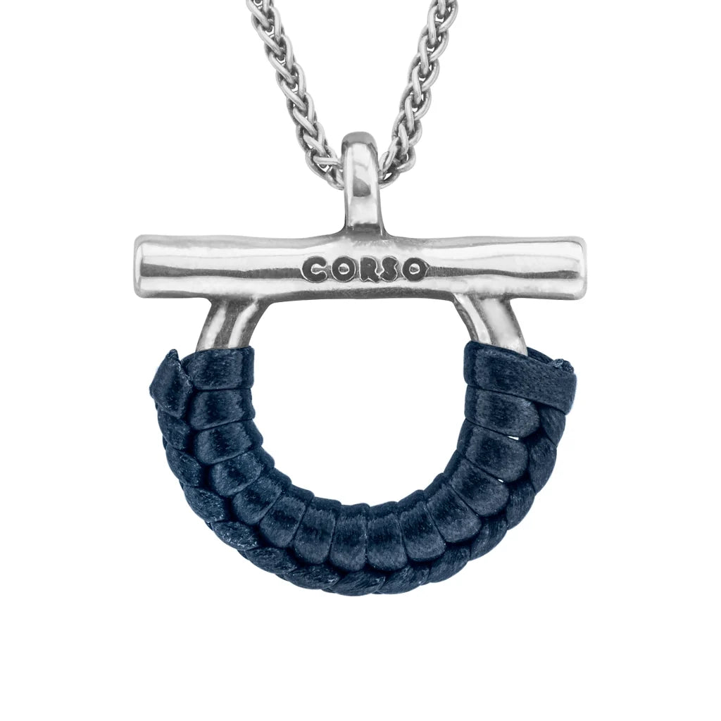 Collar de 39cm con cadena de acero inoxidable, con dije de omega en terminado de acero pulido con piel tejida - Joyería y bisutería fina