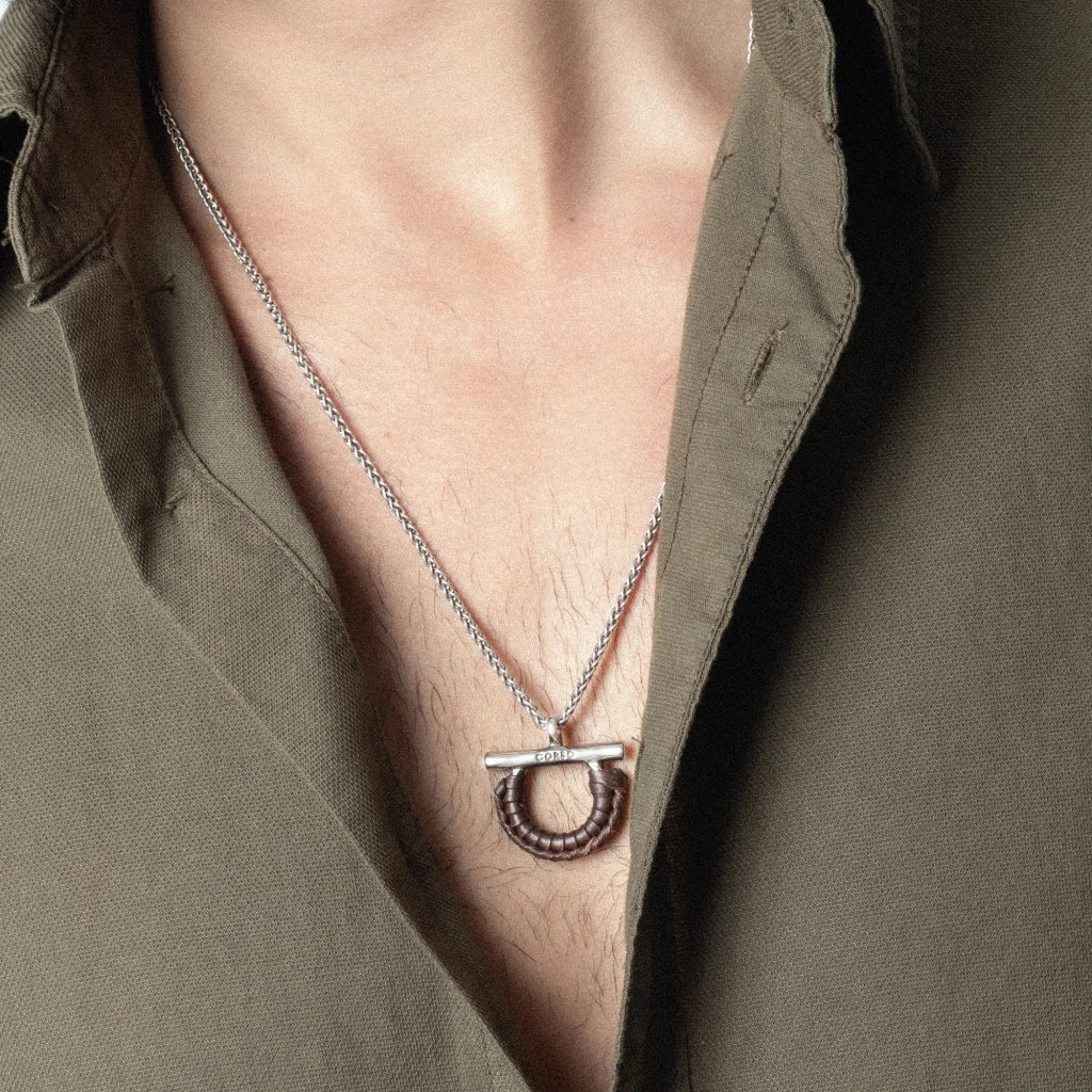 Collar de 39cm con cadena de acero inoxidable, con dije de omega en terminado de acero pulido con piel tejida - Joyería y bisutería fina