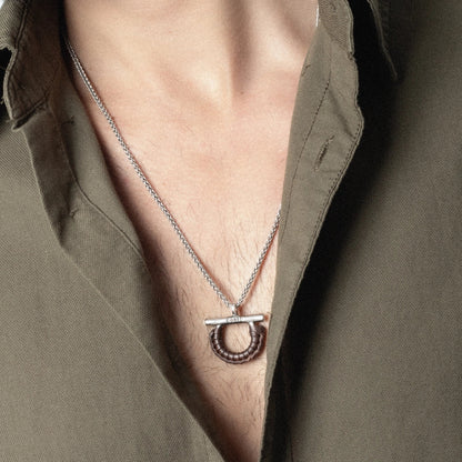 Collar de 39cm con cadena de acero inoxidable, con dije de omega en terminado de acero pulido con piel tejida - Joyería y bisutería fina