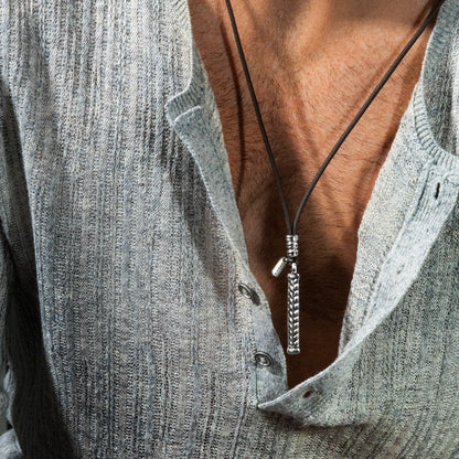 Collar de 44cm de piel natural de borrego, con dije de columna de laurel en acero - Joyería y bisutería fina