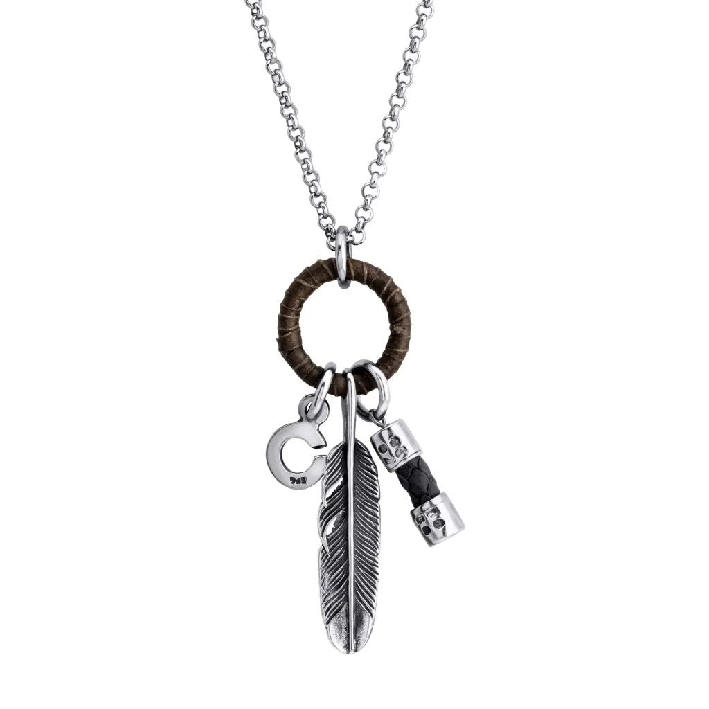 Collar para hombre con cadena de acero anticado, aro con piel tejida y dije de pluma. Corso Joyería - Joyería y bisutería fina