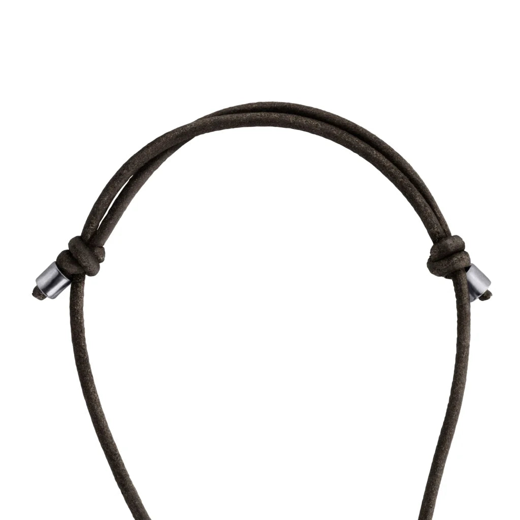 Collar de 36cm de piel natural de borrego, con dije de Hei Matau - Joyería y bisutería fina
