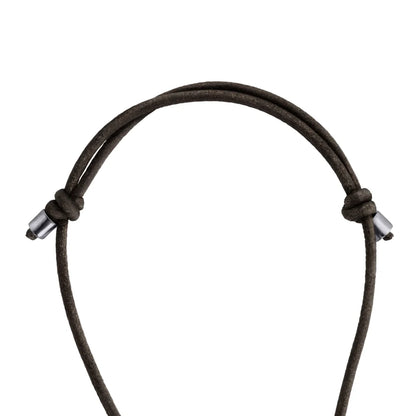 Collar de 36cm de piel natural de borrego, con dije de Hei Matau - Joyería y bisutería fina