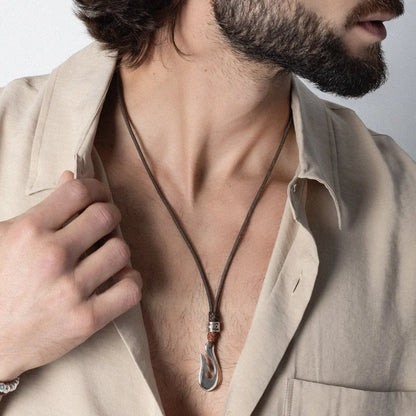 Collar de 36cm de piel natural de borrego, con dije de Hei Matau - Joyería y bisutería fina