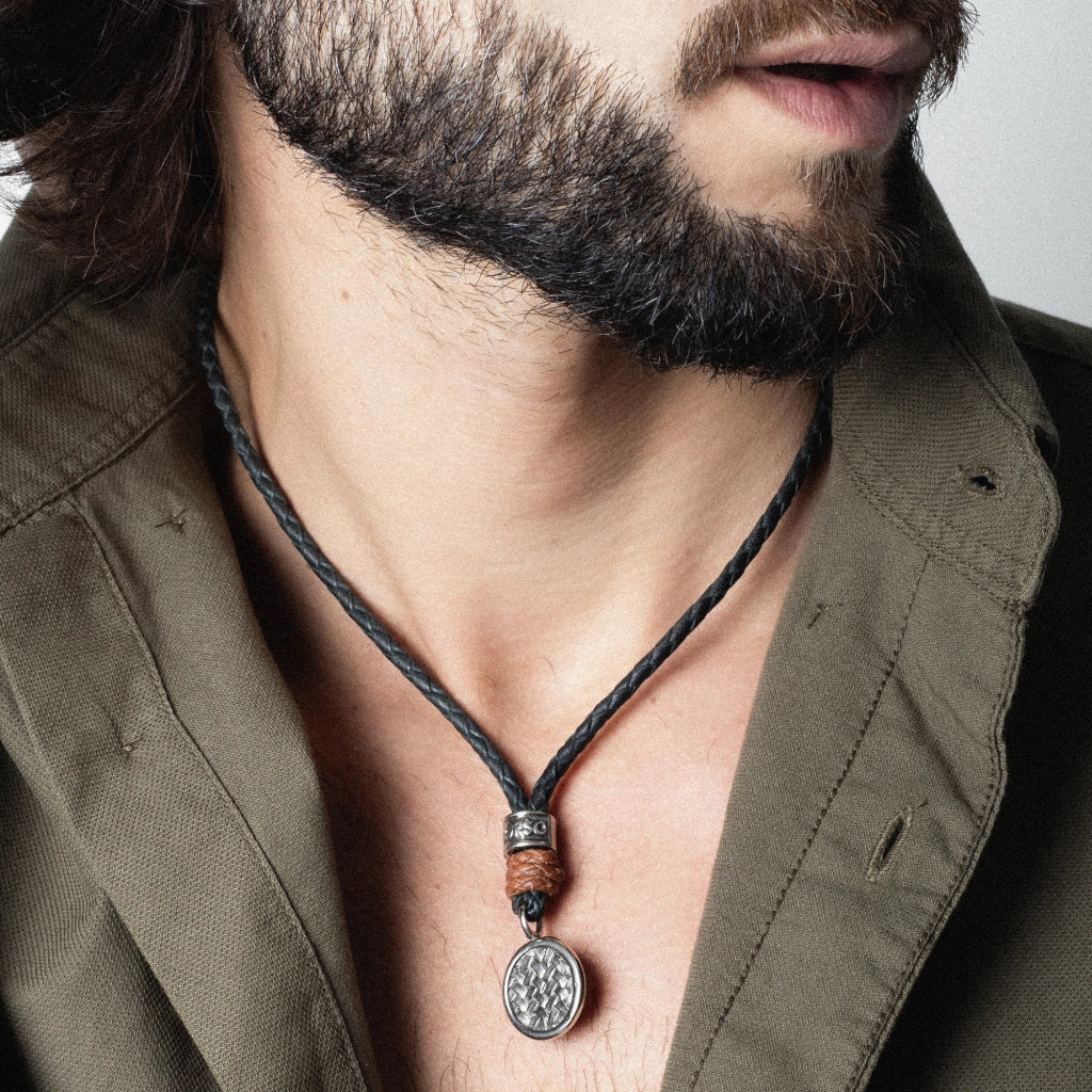 Collar de 31cm de piel natural de borrego en trenza redonda de 4 hilos, con dije de tejido corso en terminado de acero pulido - Joyería y bisutería fina
