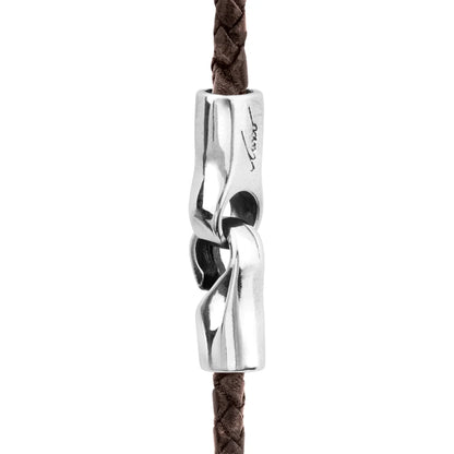 Collar de 26cm de piel natural de borrego en trenza redonda de 4 hilos, con dije de cruz en terminado de acero pulido - Joyería y bisutería fina
