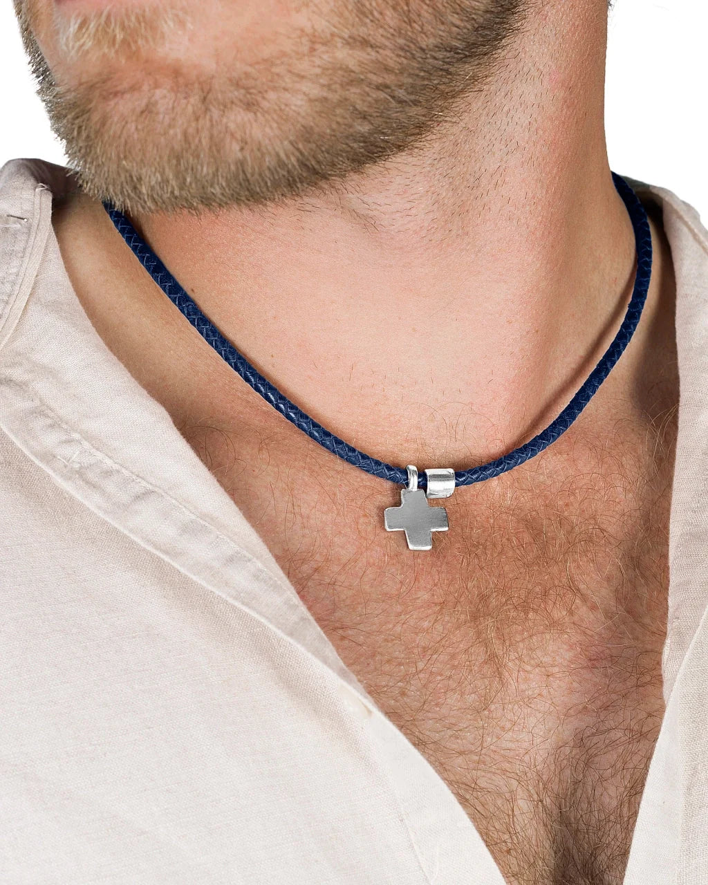 Collar de 26cm de piel natural de borrego en trenza redonda de 4 hilos, con dije de cruz en terminado de acero pulido - Joyería y bisutería fina