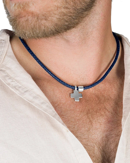 Collar de 26cm de piel natural de borrego en trenza redonda de 4 hilos, con dije de cruz en terminado de acero pulido - Joyería y bisutería fina