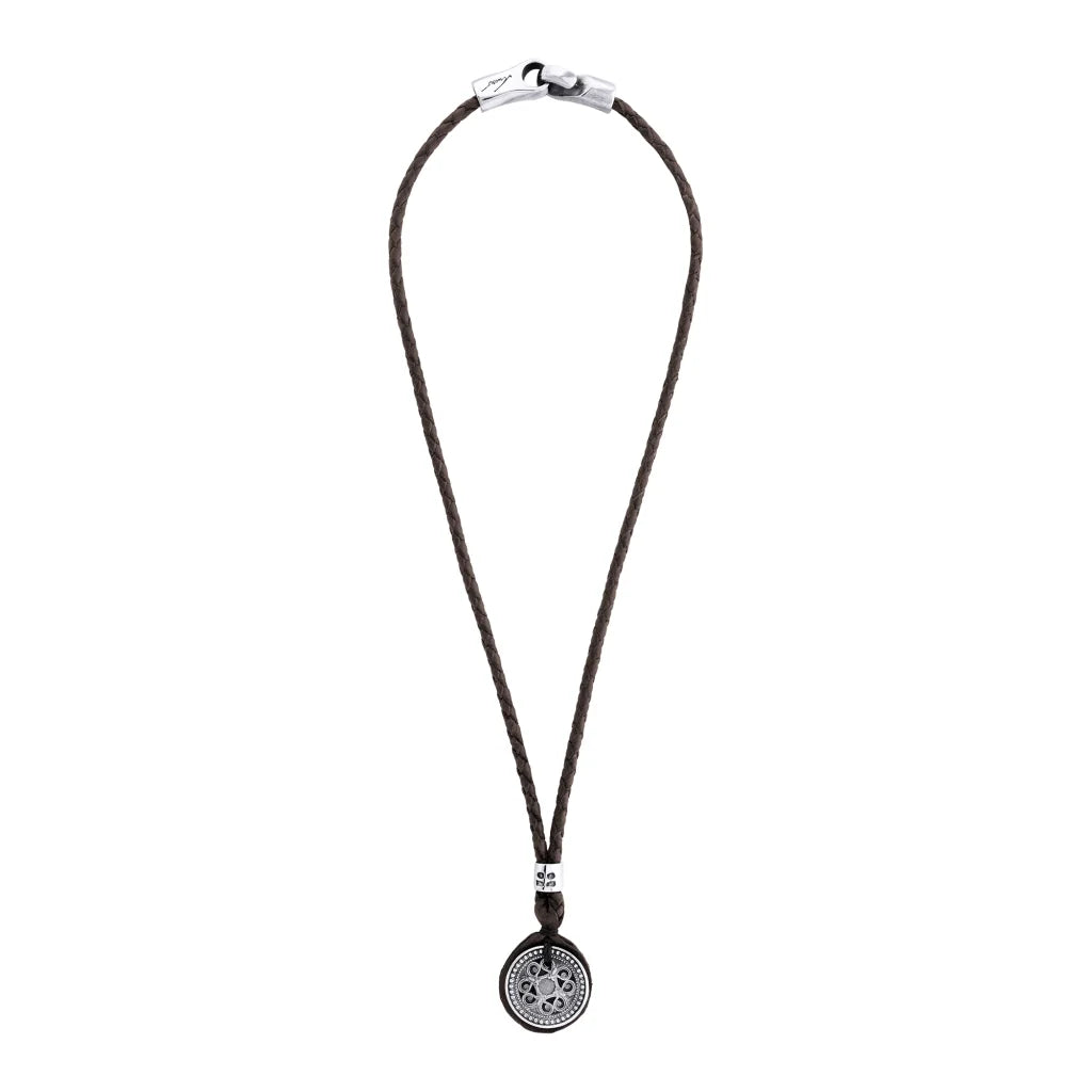 Collar para hombre de piel trenzada con dije de moneda tibetana en acero pulido. Corso Joyería - Joyería y bisutería fina