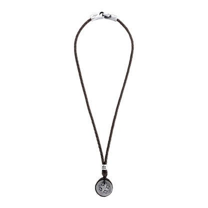 Collar para hombre de piel trenzada con dije de moneda tibetana en acero pulido. Corso Joyería - Joyería y bisutería fina