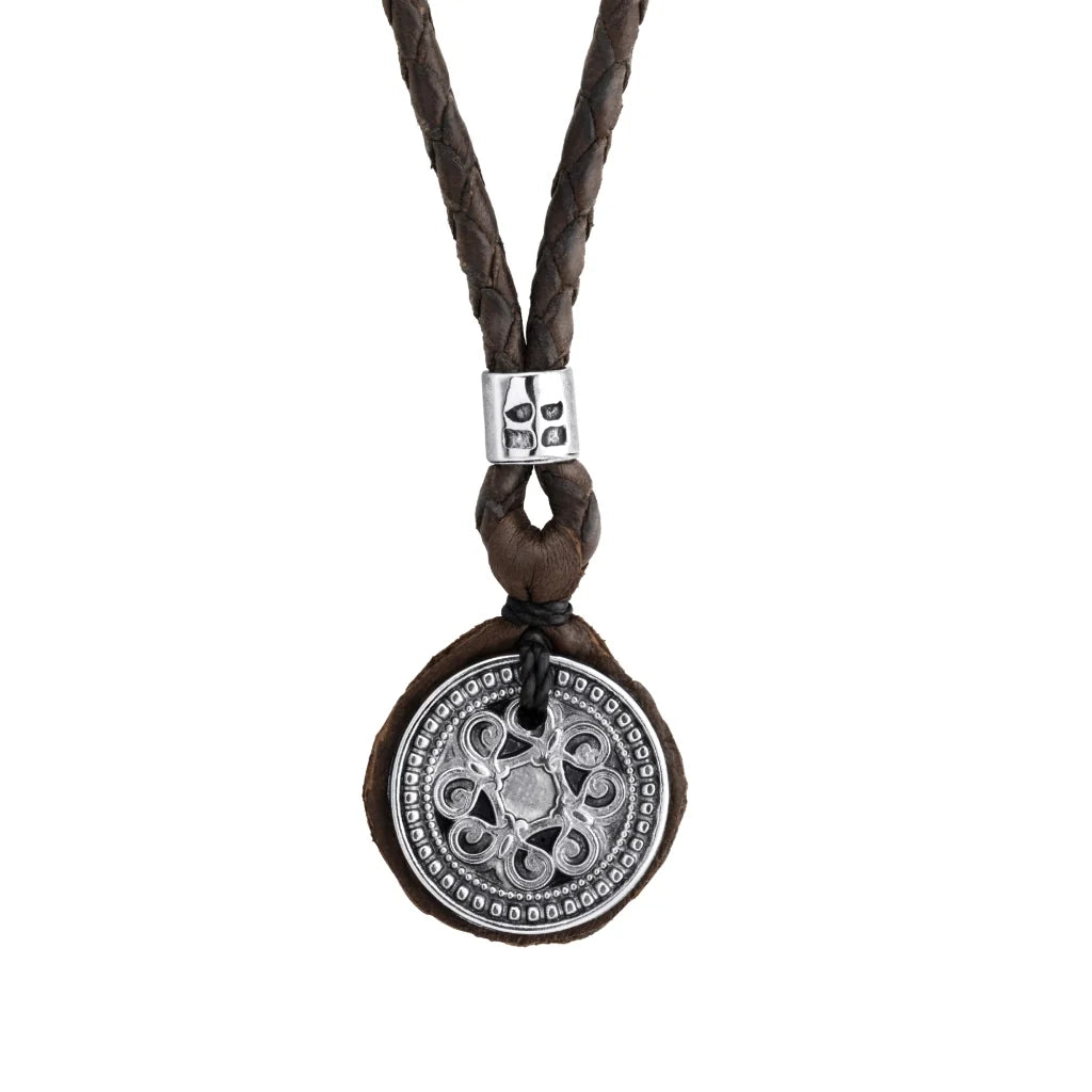 Collar para hombre de piel trenzada con dije de moneda tibetana en acero pulido. Corso Joyería - Joyería y bisutería fina