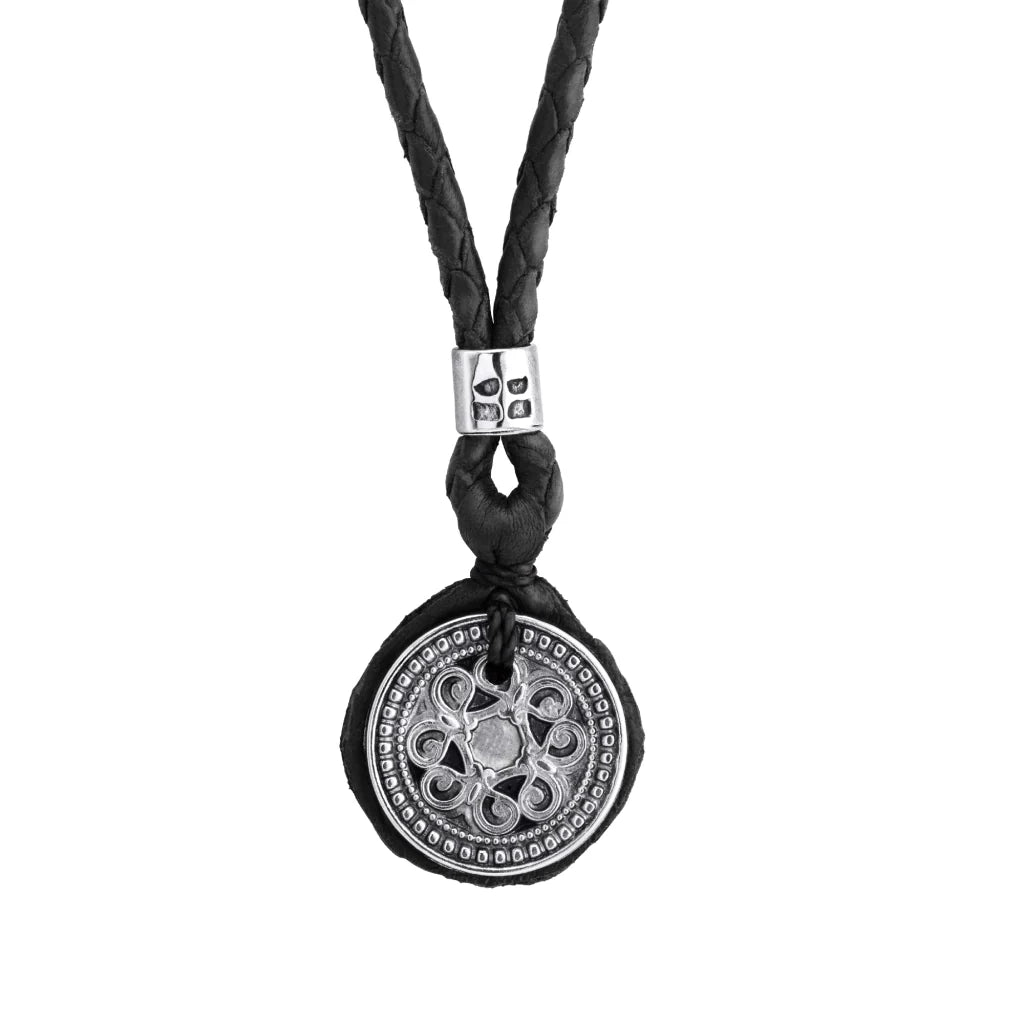 Collar para hombre de piel trenzada con dije de moneda tibetana en acero pulido. Corso Joyería - Joyería y bisutería fina