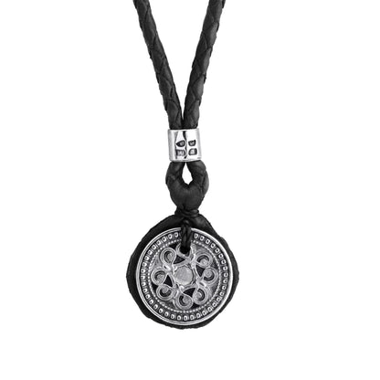 Collar para hombre de piel trenzada con dije de moneda tibetana en acero pulido. Corso Joyería - Joyería y bisutería fina