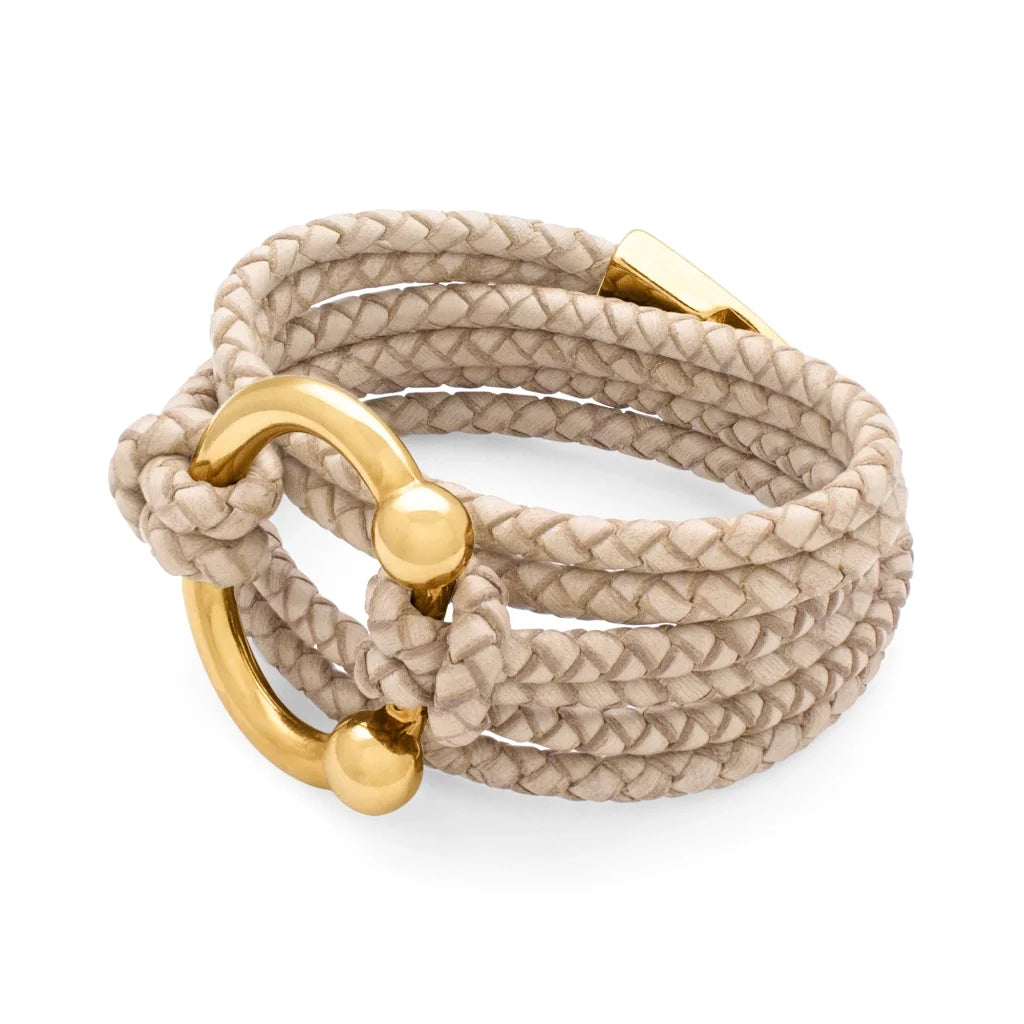 Pulsera de piel natural de borrego en trenza de 4 hilos con diseño envolvente multi-vuelta, con cierre de herradura en baño de oro de 22K - Joyería y bisutería fina