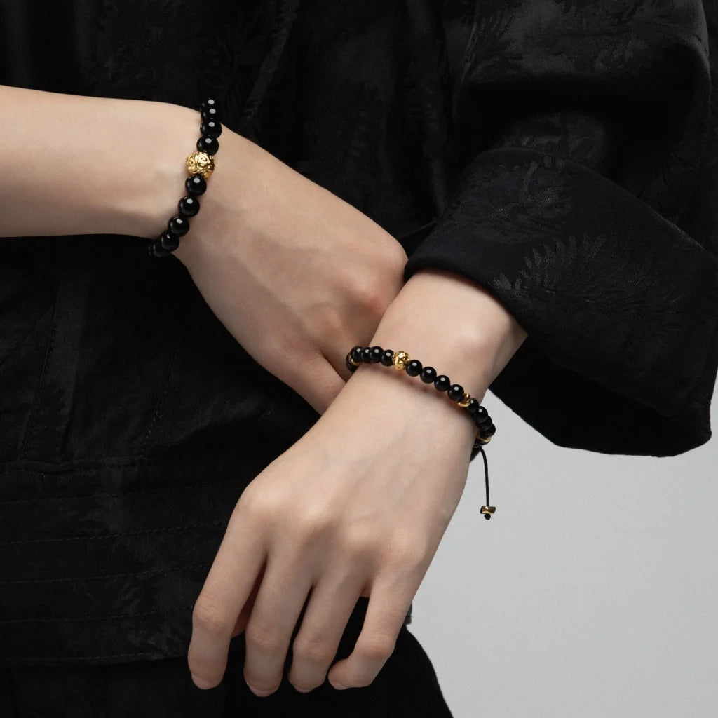Pulsera con piedras naturales de 8mm, con cuenta central con mantras en baño de oro 22K - Joyería y bisutería fina