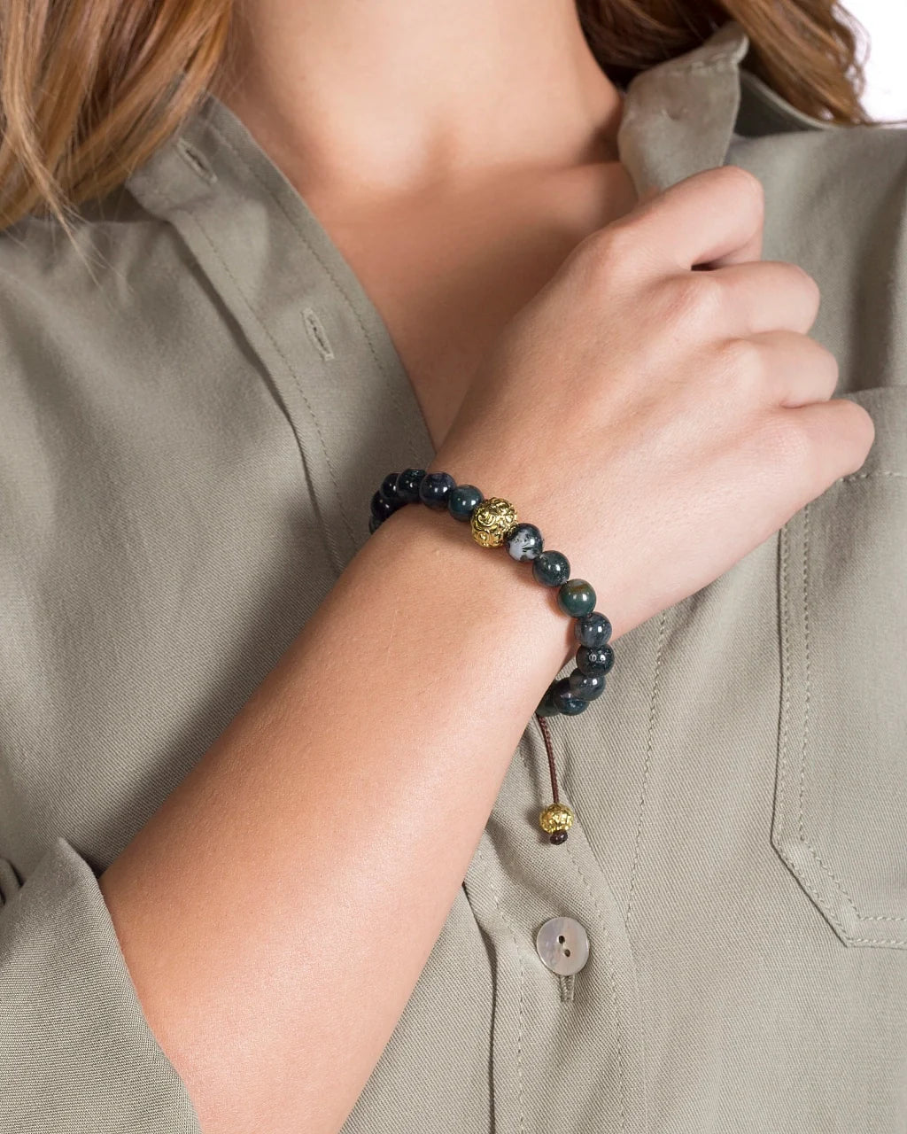 Pulsera con piedras naturales de 8mm, con cuenta central con mantras en baño de oro 22K - Joyería y bisutería fina