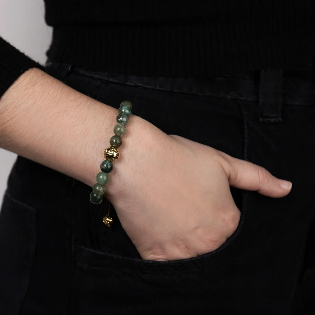Pulsera con piedras naturales de 8mm, con cuenta central con mantras en baño de oro 22K - Joyería y bisutería fina