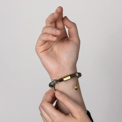 Pulsera con piedras naturales de 8mm, con cuenta central con mantras en baño de oro 22K - Joyería y bisutería fina