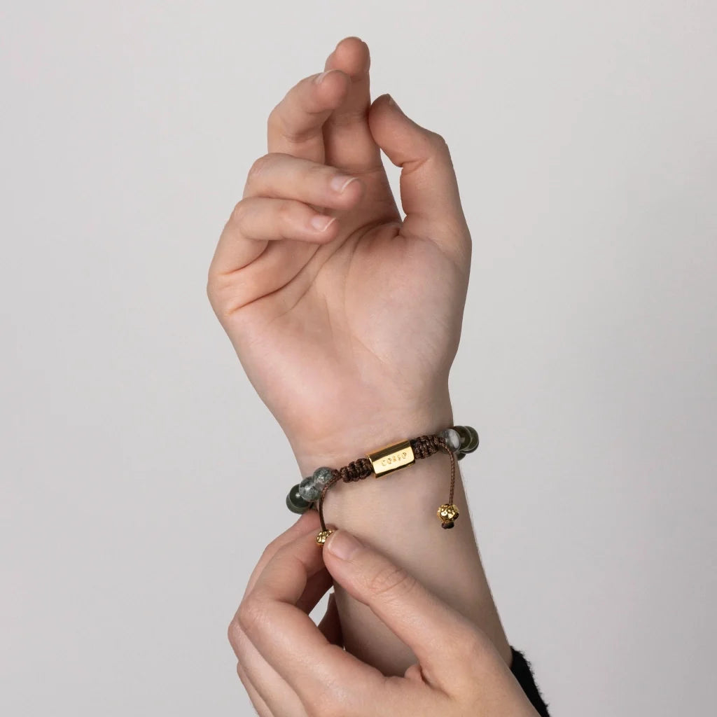 Pulsera con piedras naturales de 8mm, con cuenta central con mantras en baño de oro 22K - Joyería y bisutería fina